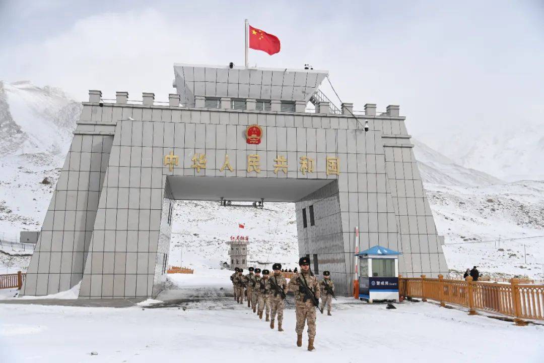 踏雪巡逻,护万里边关安宁!