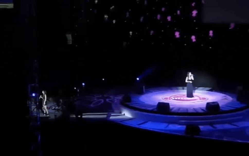 人一个在台上,一个在台下,全程无交流,成为史上最尴尬合唱舞台之一。