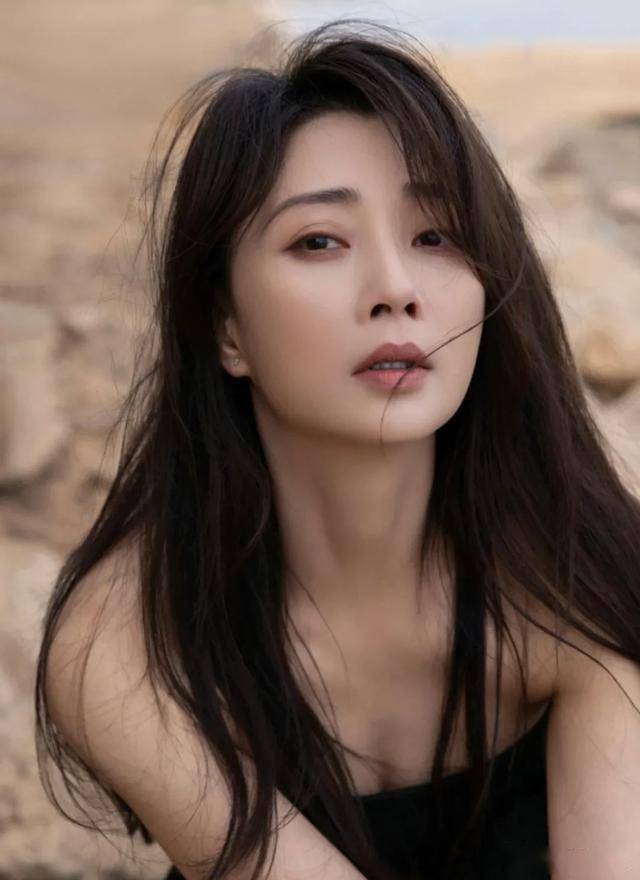 蛇年春晚：中年女演员同框，各展独特魅力，蛇年春晚：闫妮、殷桃等女星同框的视觉盛宴