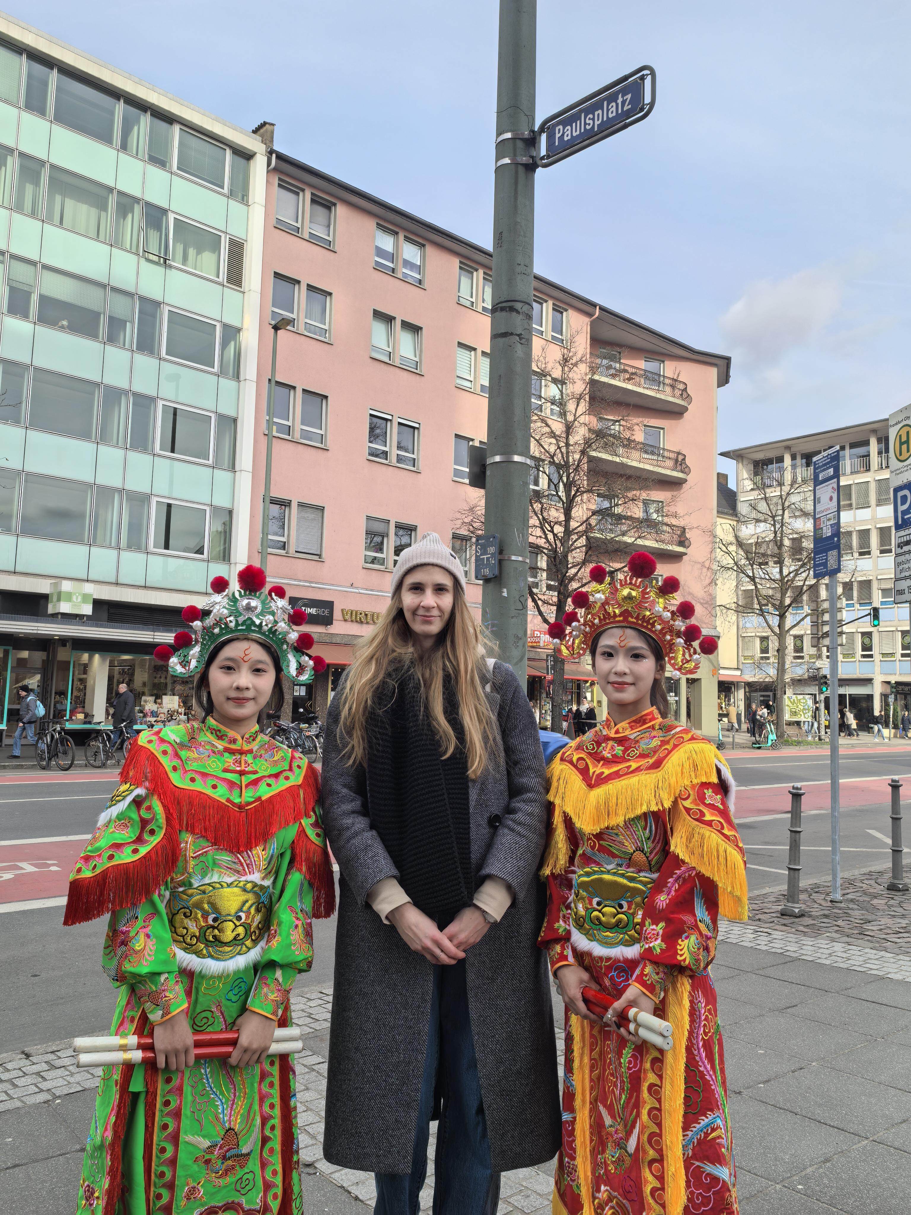 广东女子英歌首次出海,大年初三“燃爆”德国春节庙会!当地市民:充满生命力 广东女子英歌首次出海,大年初三“燃爆”德国春节庙会!当地市民:充满生命力