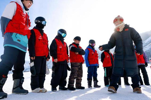 开云体育官网新春走基层｜从最高处到最广处——当大众滑雪场有了国家队教练(图2)