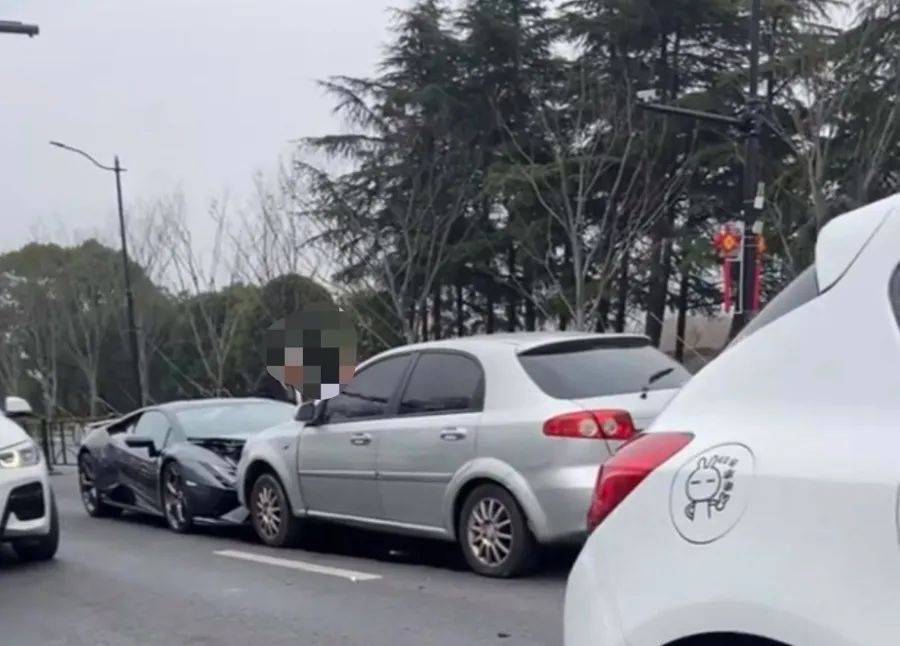 事發(fā)上海！一轎車突然沖入逆向車道，徑直撞上蘭博基尼