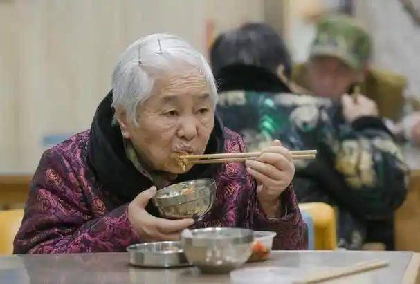 揭秘：对老年人有害的隔夜菜，隔夜菜：老年人健康的潜在威胁