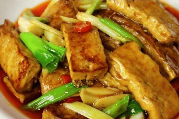 揭秘：对老年人有害的隔夜菜，隔夜菜：老年人健康的潜在威胁