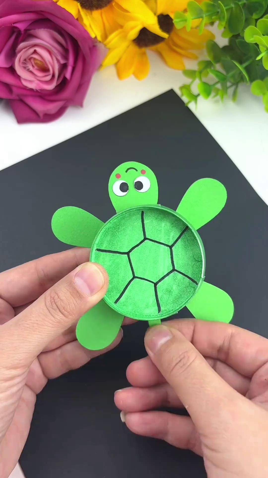 用两个纸杯底做一个缩头小乌龟,太好玩啦,快来试试吧 儿童创意手工