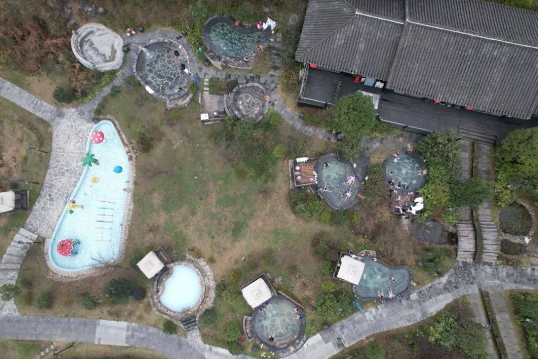 百里杜鹃迎来春节温泉旅游热