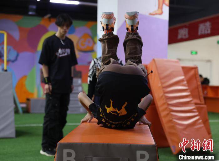 宁夏银川：跑酷少年乐享假期(图9)