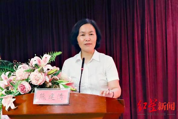 益阳一医院女“一把手”设直饮水、无纺布过滤袋费用 违规收费近160万元