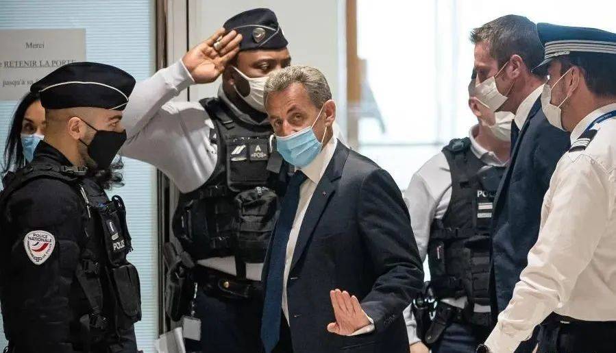法国前总统萨科齐开始戴电子镣铐服刑