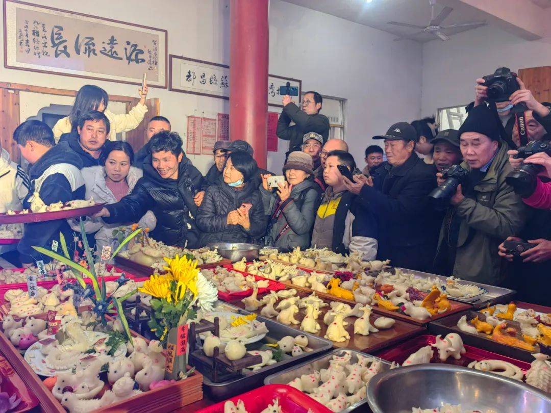 赛灯粑舞龙灯乡村春晚都昌这个村庄真热闹(图2)