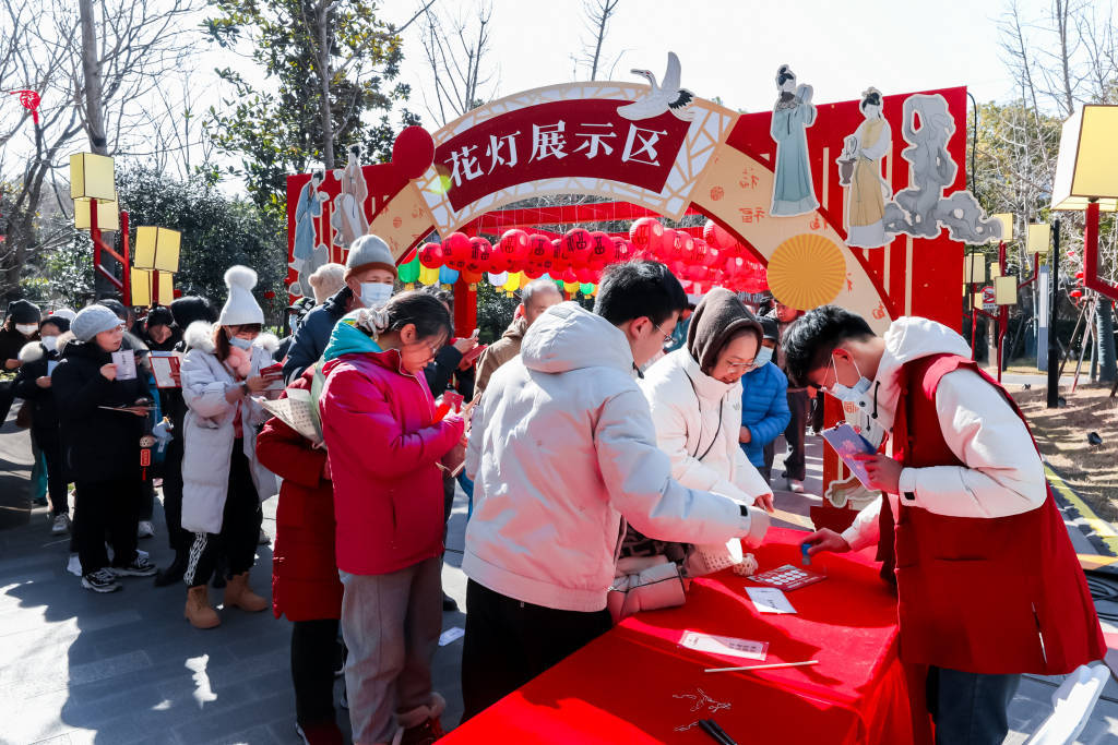 泛亚电竞下载穿汉服品非遗……上海近千名职工参加元宵古风游园会(图2)