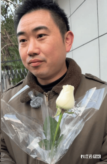 清晨的第一束鲜花送别黄老6686体育注册(图1)