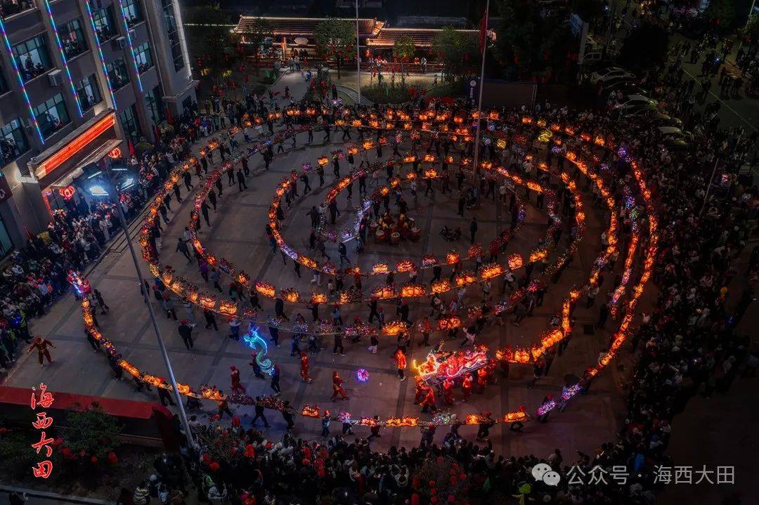 连续三天,是福塘村范围最广,参与人数最多的板凳龙民俗活动