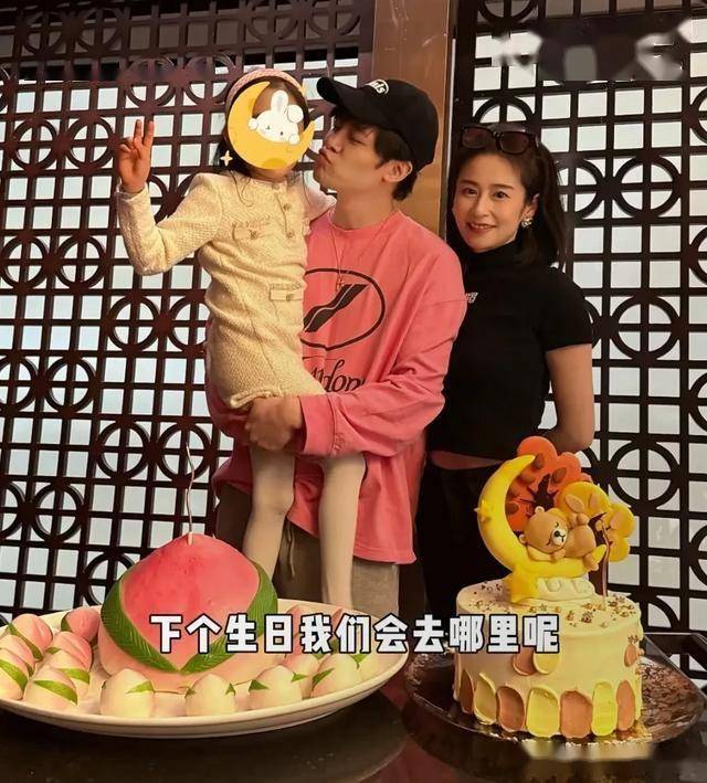 颖儿付辛博全家出动 澳门庆祝女儿7岁生辰