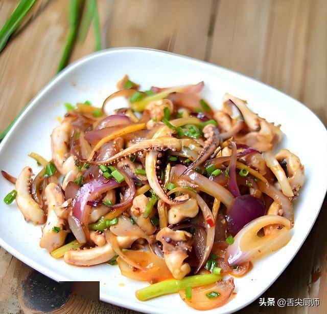 家常菜品烹饪指南：鱿鱼、苦瓜、油麦菜、莴笋的美味变身 厨房新手必看：洋葱炒鱿鱼、苦瓜炒鸡蛋等做法