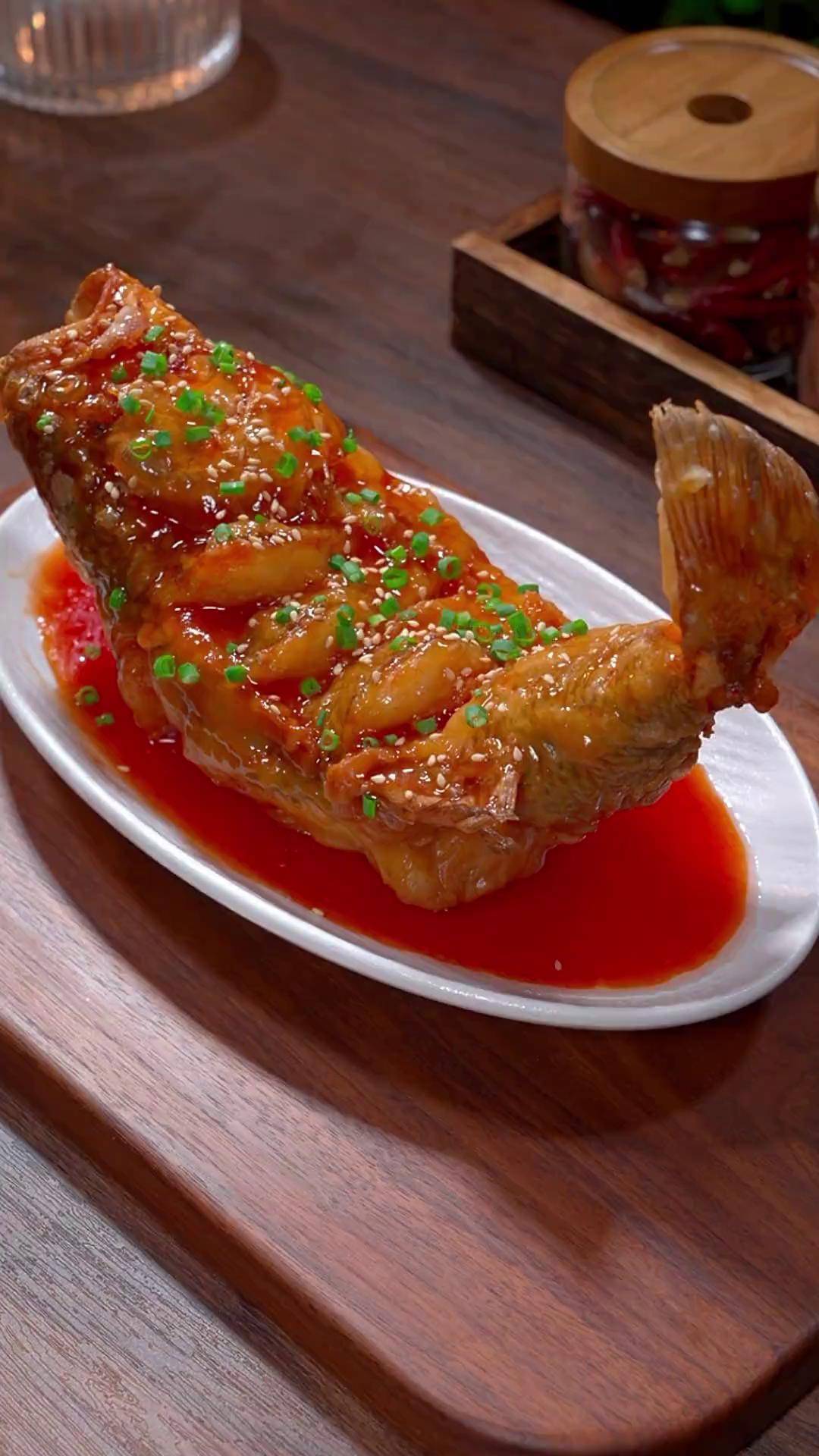 在鲈鱼上,做出来竟然是年夜饭餐桌上必吃的一道菜,寓意年年有余糖醋鱼