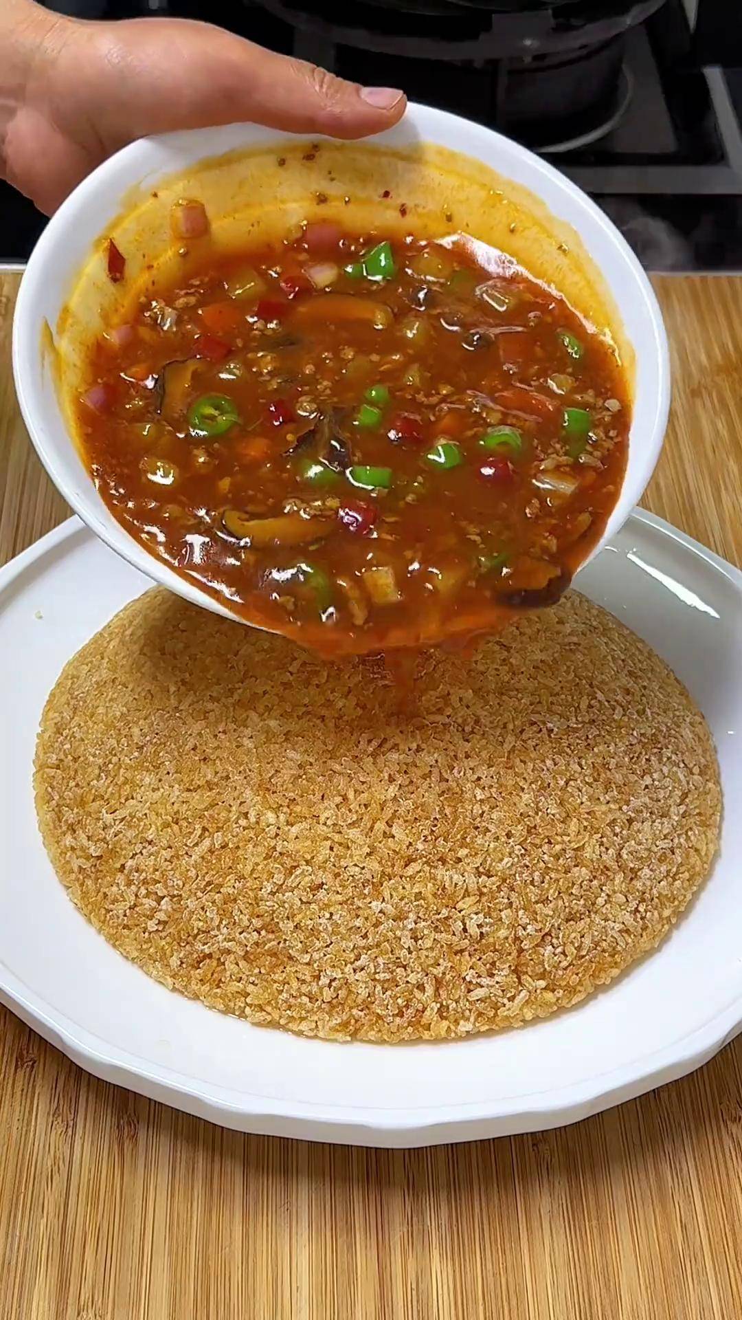 这是大小饭店非常火的一道菜 浇汁锅巴 大人小孩都特别爱吃 焦香酥脆