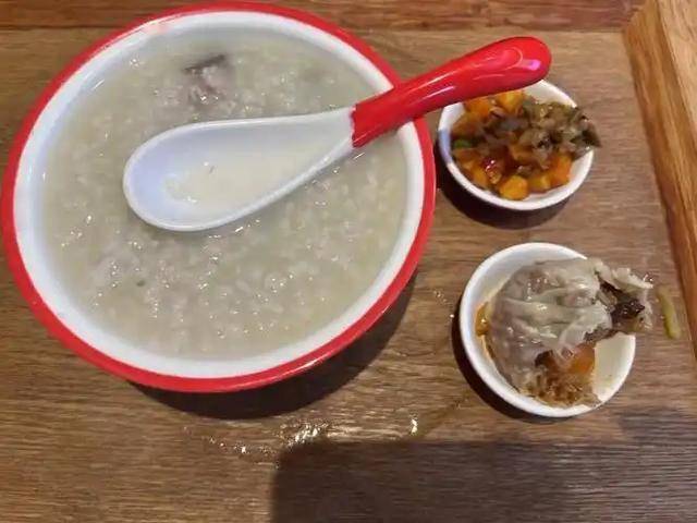 警惕！老年人长期以稀饭为主食的健康风险 老年人长期只吃稀饭的健康隐患，你知道吗？