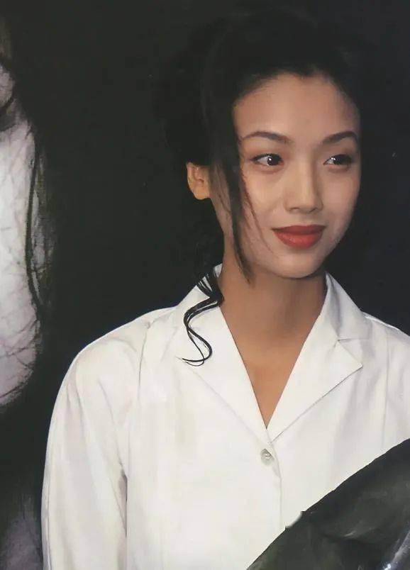 美人迟暮!香港女神吴倩莲老成了这样,满头银发不敢认