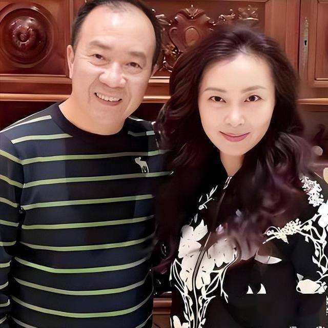 侯耀文离世18年,昔日小20岁娇妻,在嫁给师侄戴志诚后,现状如何