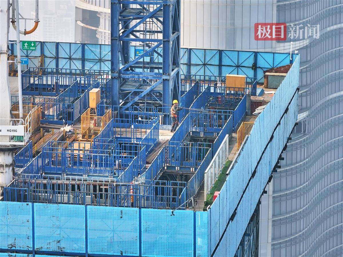 5天一层楼,800吨"空中造楼机"助力武汉第三高楼冲刺封顶