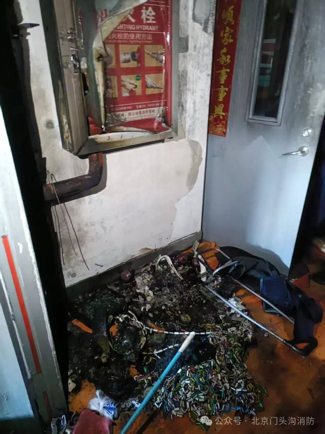 楼道内堆放杂物 被未熄灭的烟头点燃起火