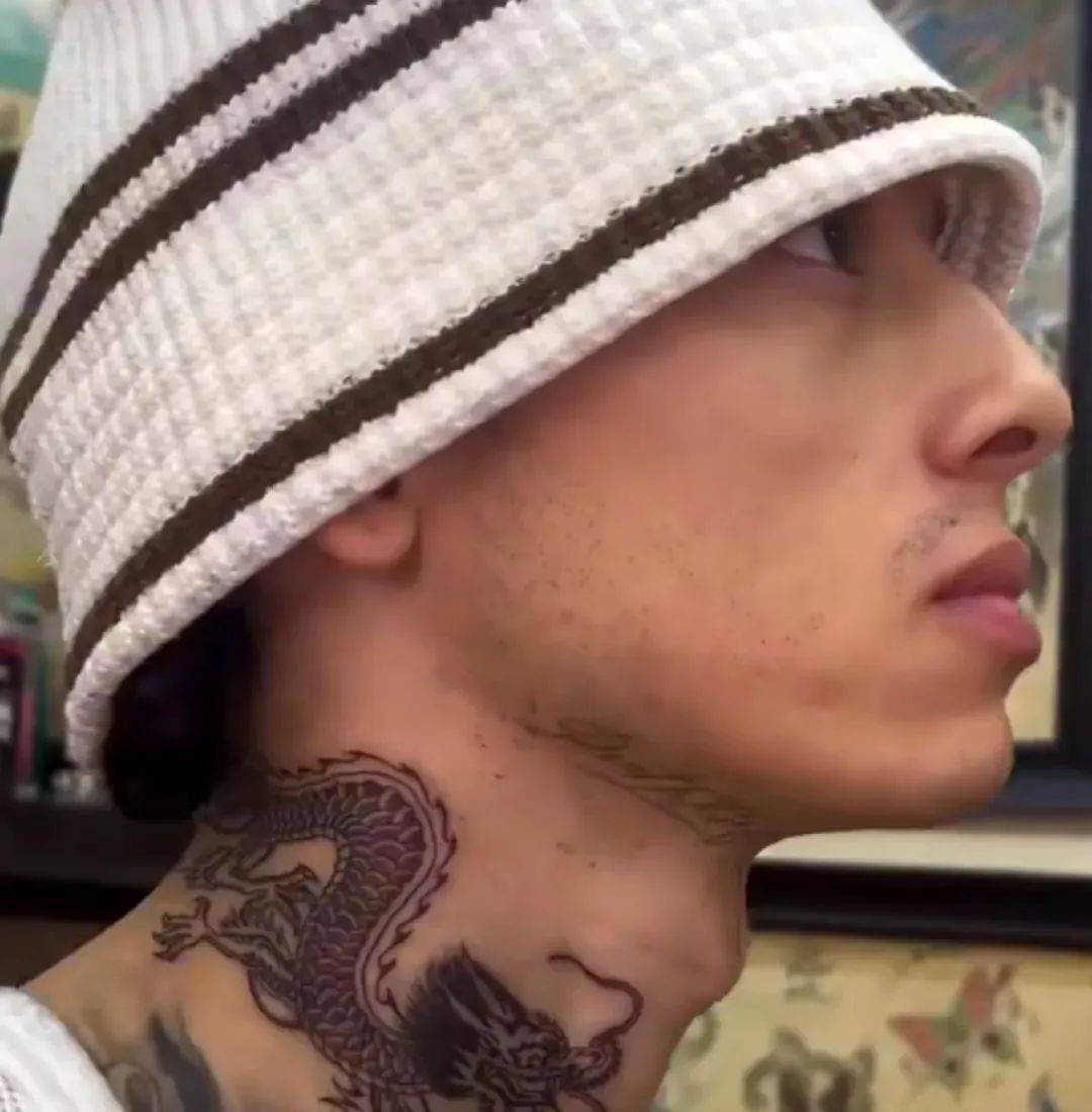 英国说唱万人迷 central cee 的最新中文脸部纹身,致敬中国血统!