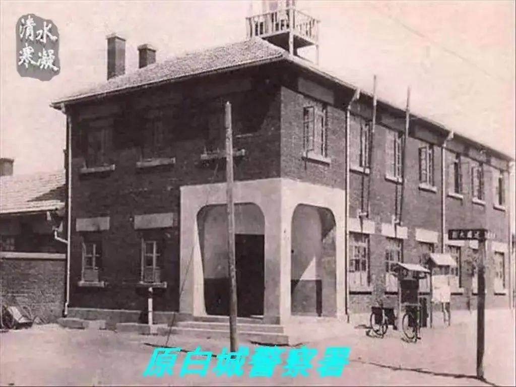 白城基督教堂,这是八十年代后期的样子,原来是在斜面墙开的门