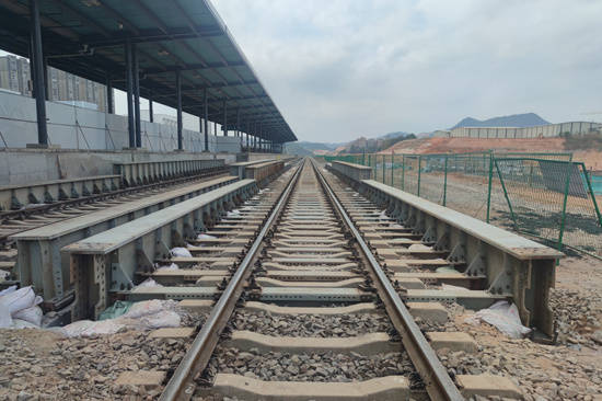 8标项目梧州站旅客地道便梁架设完成