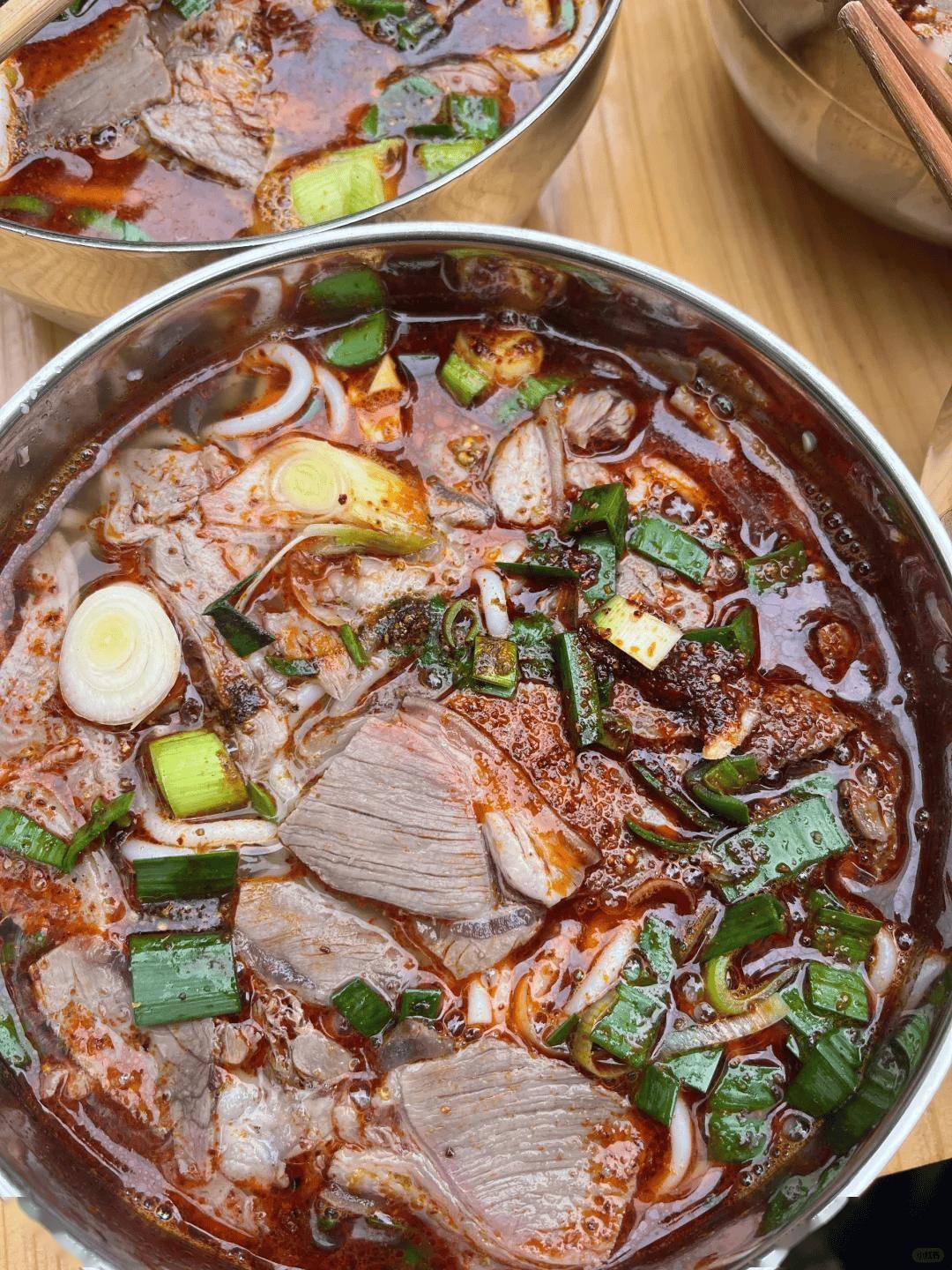作为贵州羊肉粉四大门派之一的金沙羊肉粉凭借粗粉和糊辣椒面的