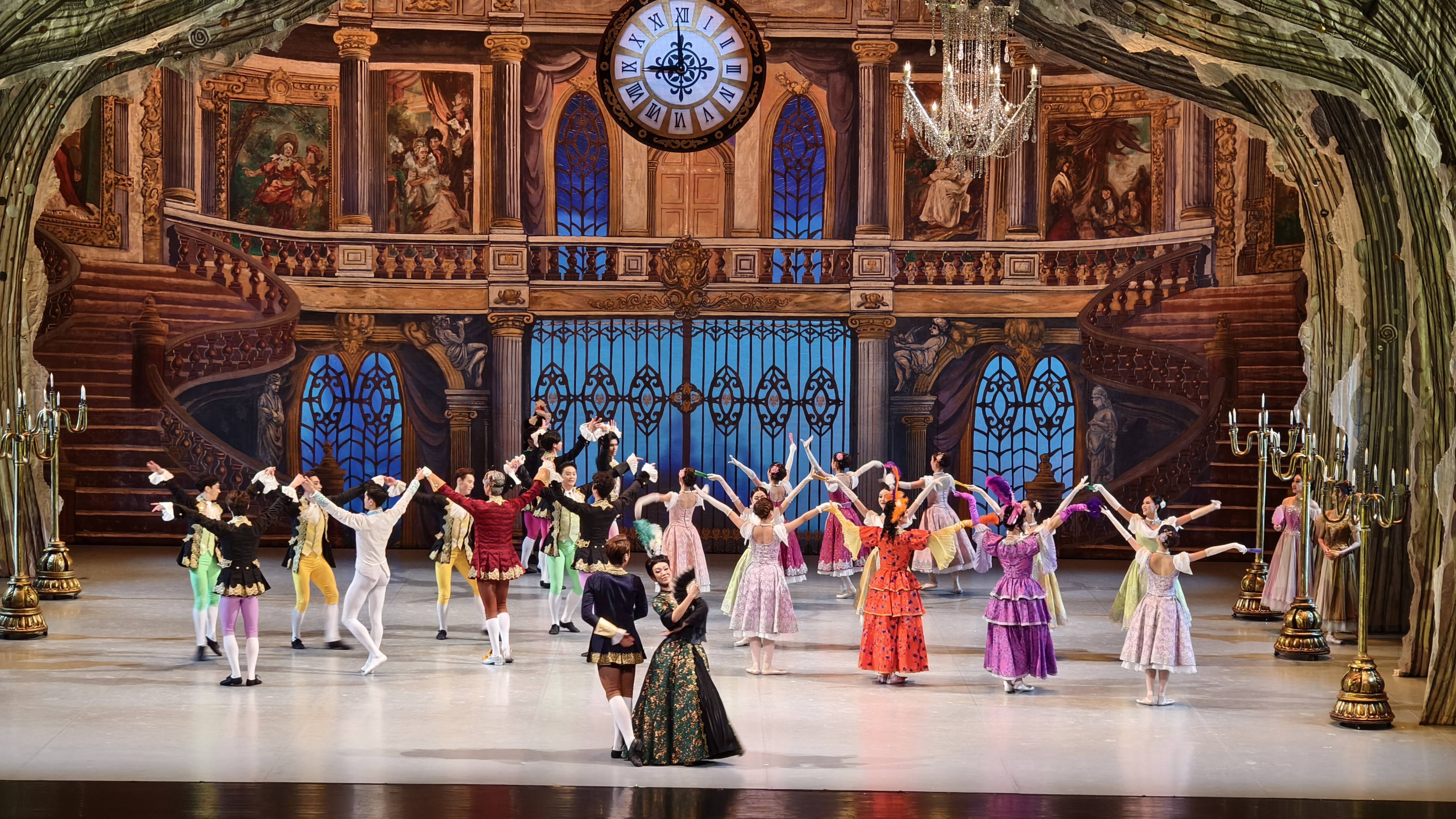 舞韵展芳华 世界经典《灰姑娘》绽放丁香剧场