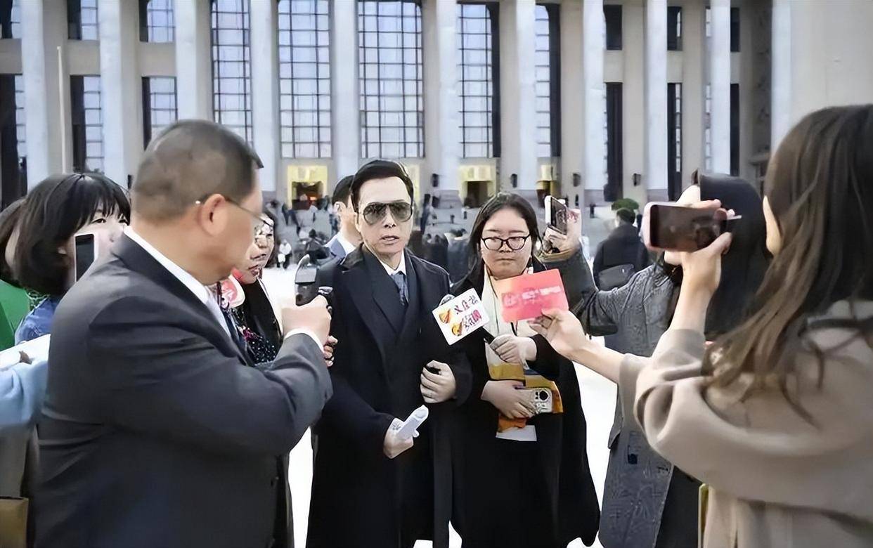 两会上，甄子丹发言如雷霆炸响引热议，难怪两会从不邀请流量明星