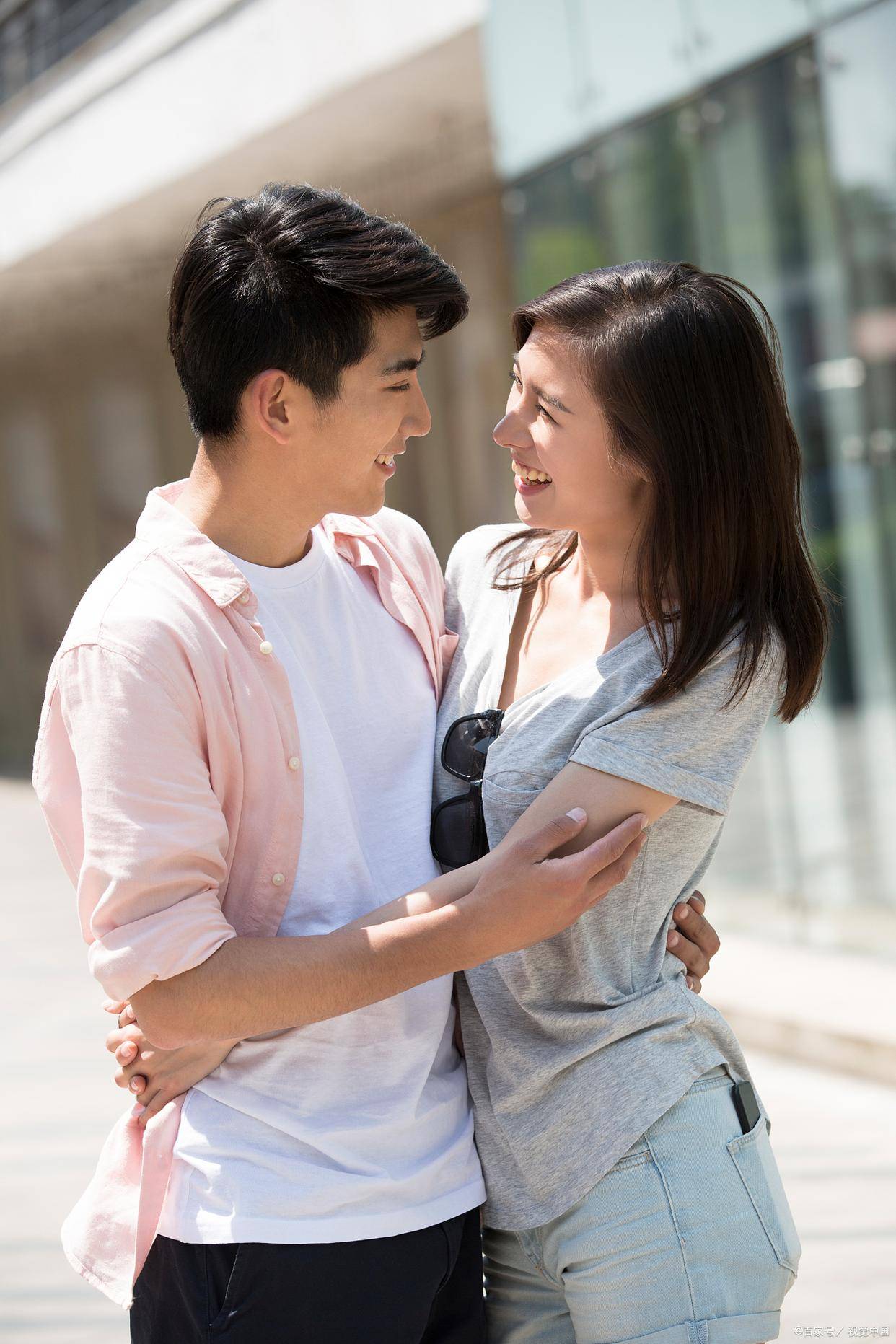 为什么身边的姐弟恋越来越多了,传统婚恋观的变革与新生_女性_董禹兮_情感