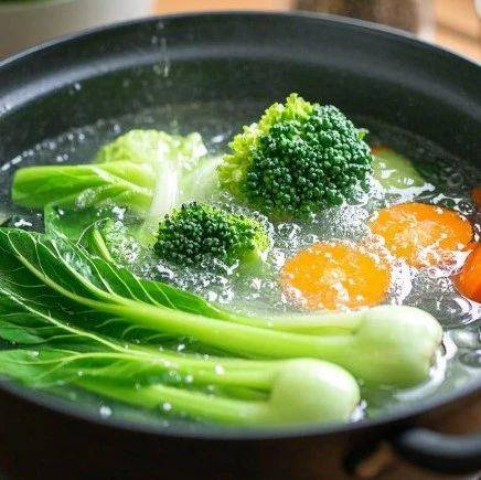 焯水不是简单煮一下!这 6 类必须焯水的食物,你可能一直都没焯对_食材_口感_菠菜