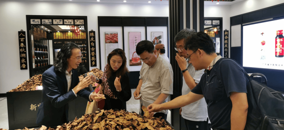 陈柏忠(左一)介绍新会陈皮炮制技艺.