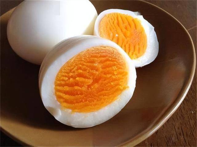 合理吃鸡蛋，守护老年人健康，鸡蛋虽好，老年人食用需谨慎！