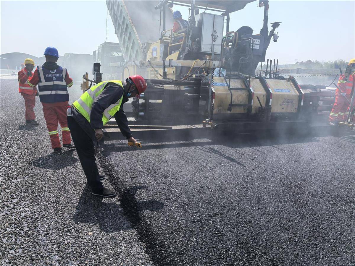 沥青路面摊铺新技术：提升道路耐久性的新利器