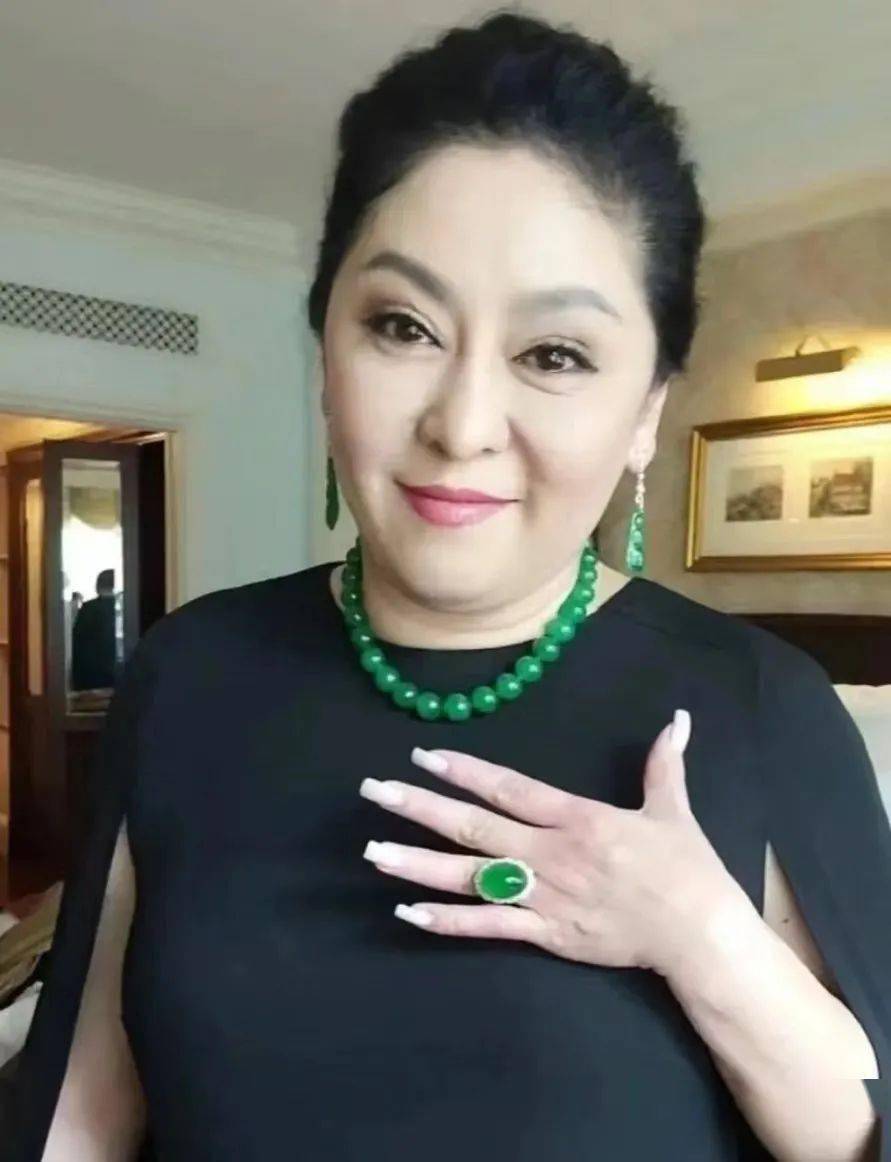 向太陈岚的珠宝,是她传奇人生的缩影