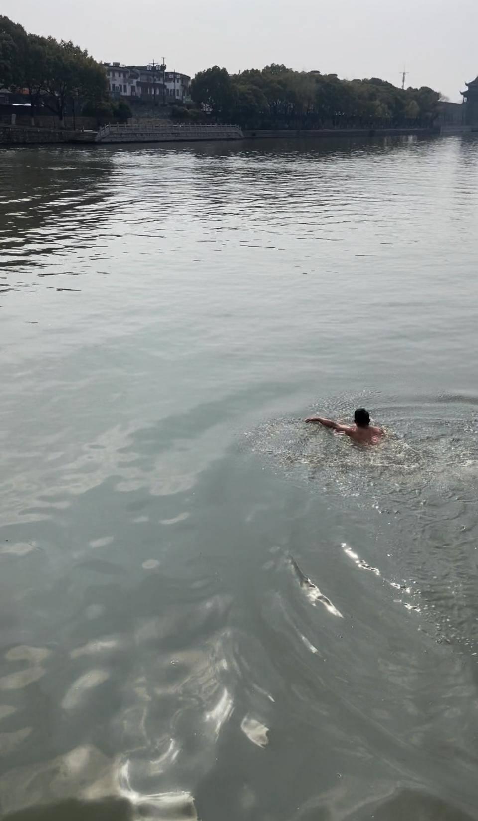 刚到苏州不足半小时,淄博男子跳河救起落水小伙