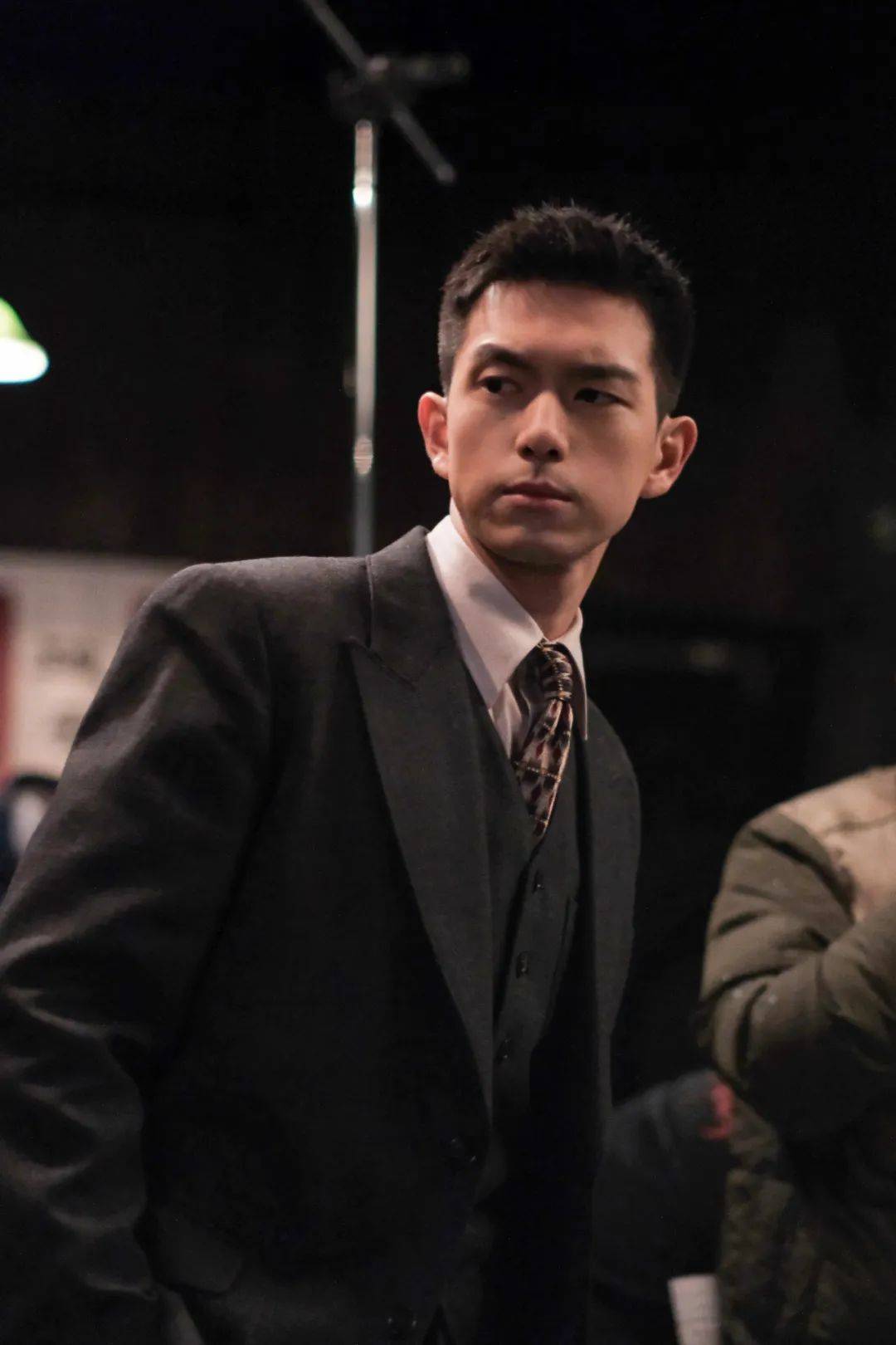 李现的眼睛里充满了情绪,暗喻了民国时期的爱恨情仇;衬衣,领带,马甲和