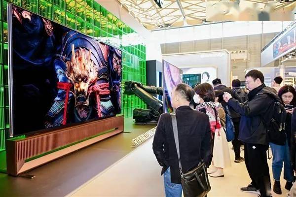AWE 2025：海信 116 吋电视以卓越画质开启彩色背光新时代