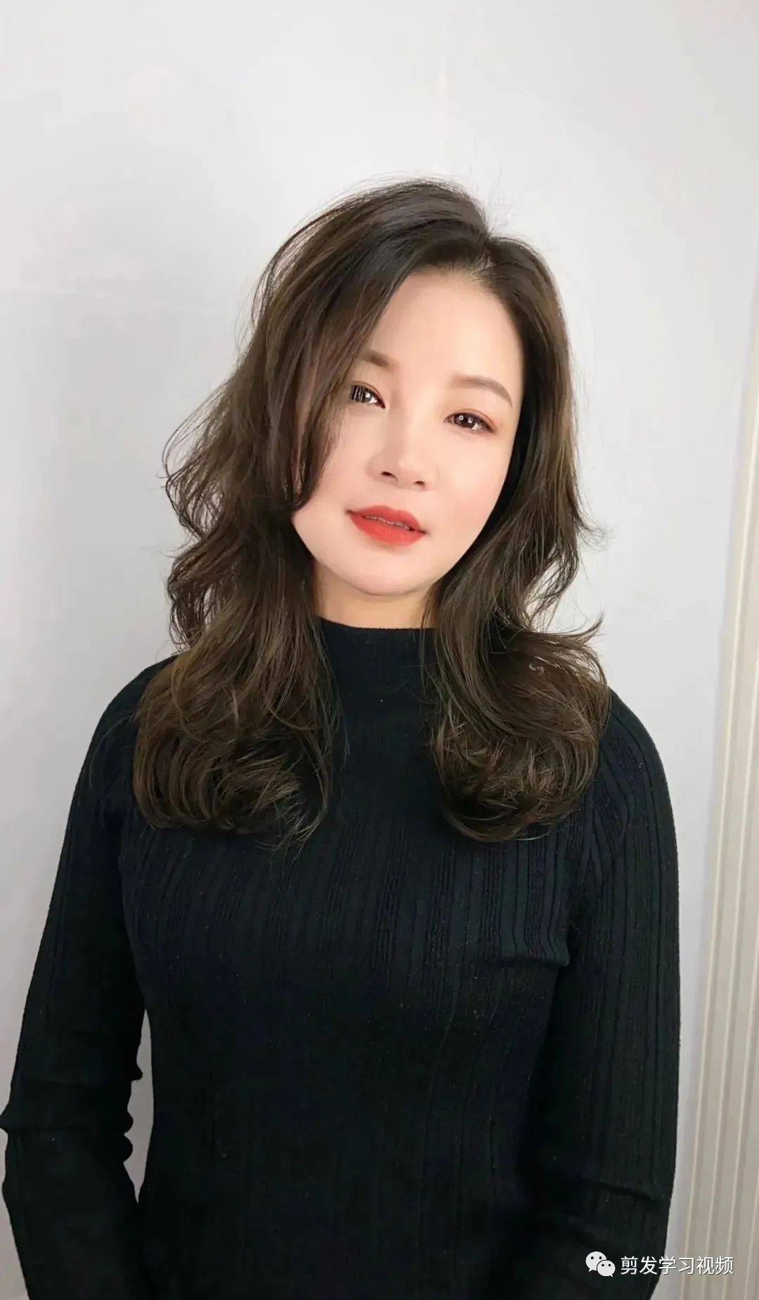 发型是指头发的长度颜色和形状是肉眼所能观察到的一般分为5种类型