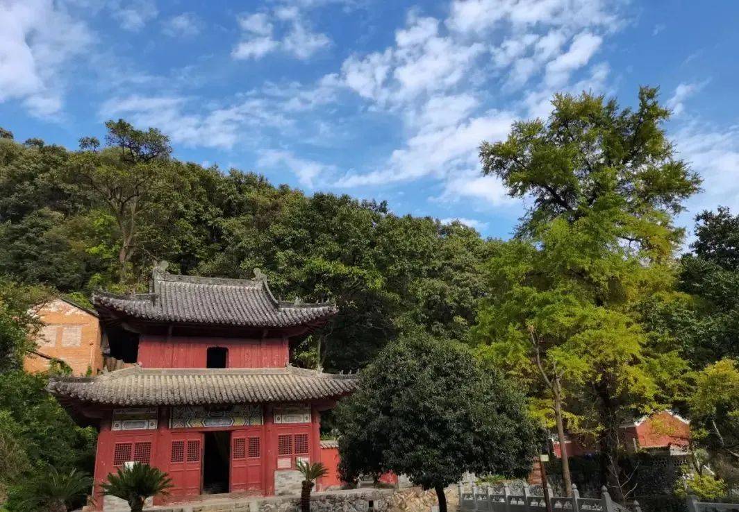 调研围绕对茨河镇承恩寺铜钟开展深度调研湖北大学讲师吴志勇来到谷城