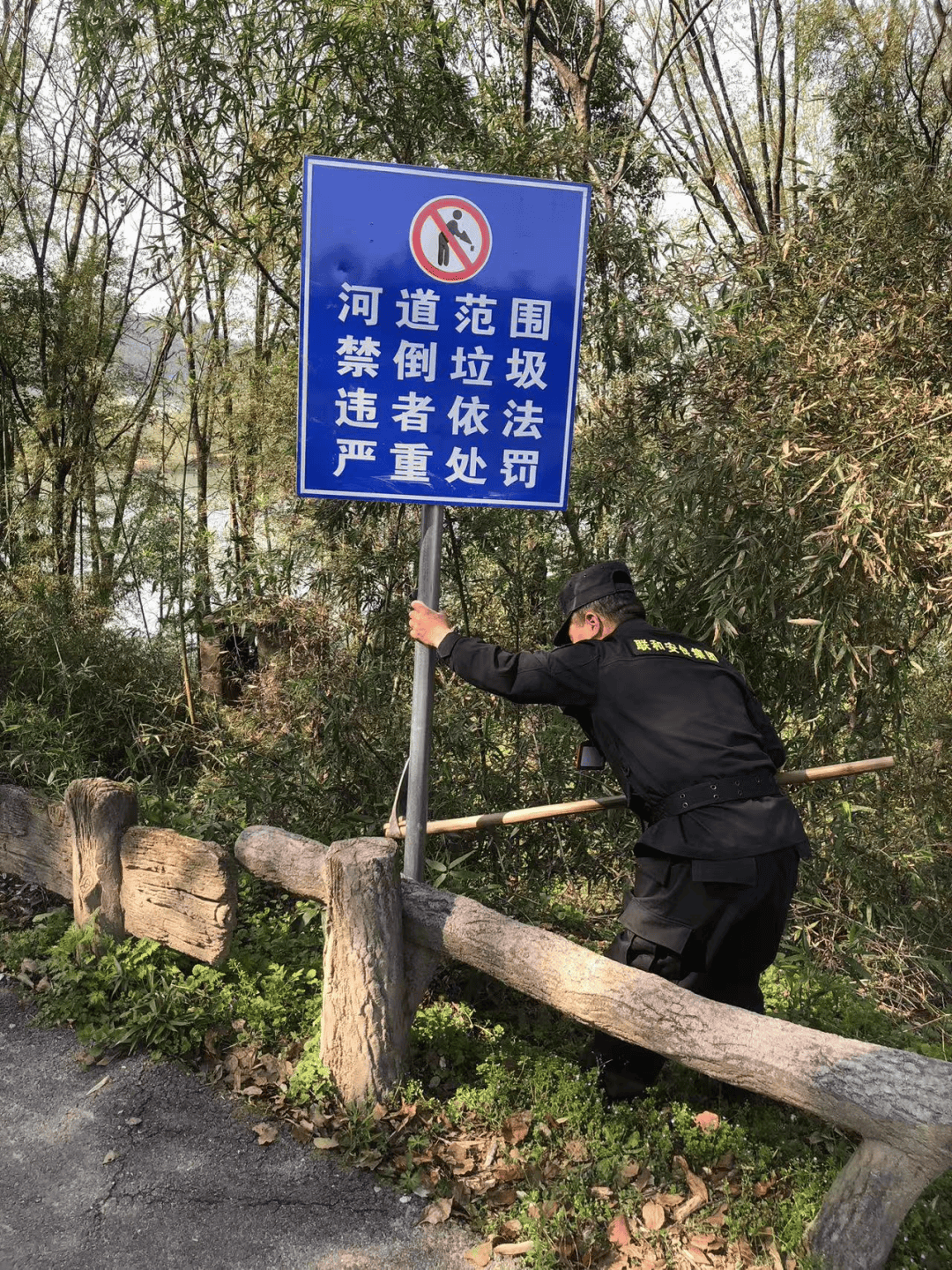 目前,已累计清理违规搭建5起,处理违规晾晒12起,加固引导牌和警示牌16