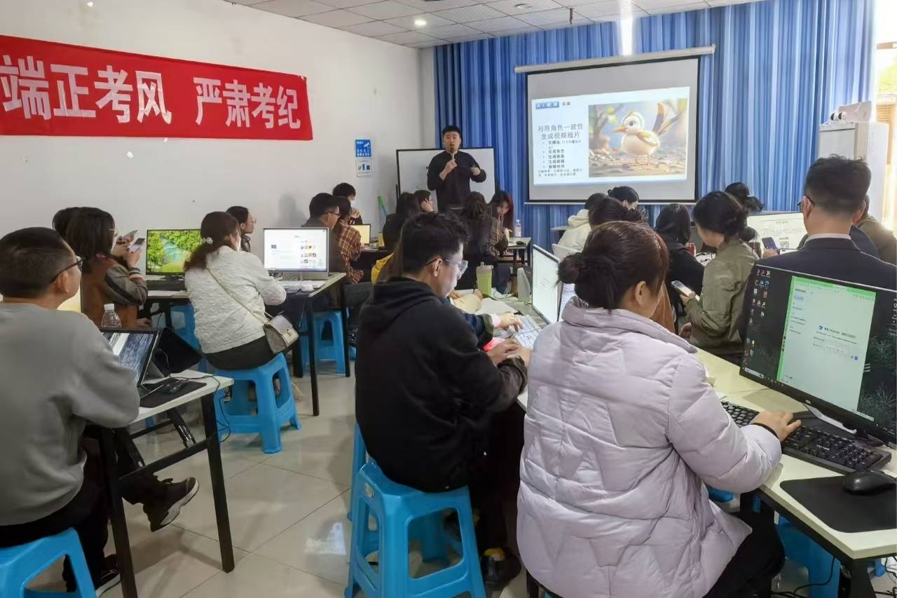 铜梁开展首批人工智能训练师培训