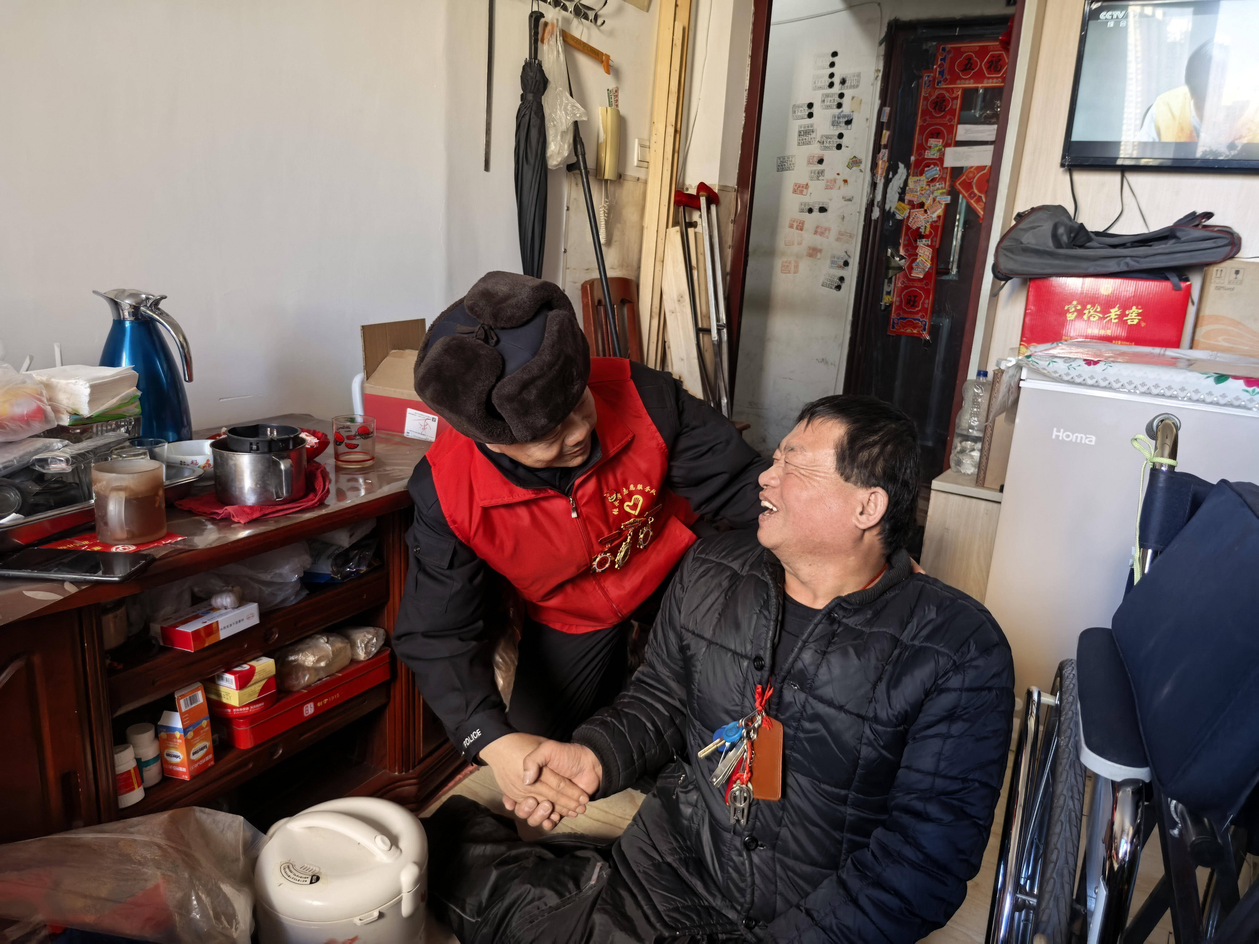 39年坚守，退休民警夫妇与残疾人的暖心情谊
