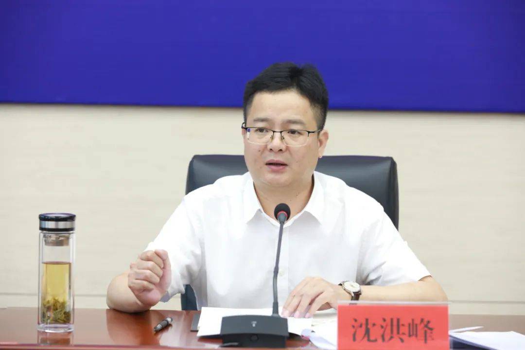 当选县长1个多月后，他接任县委书记