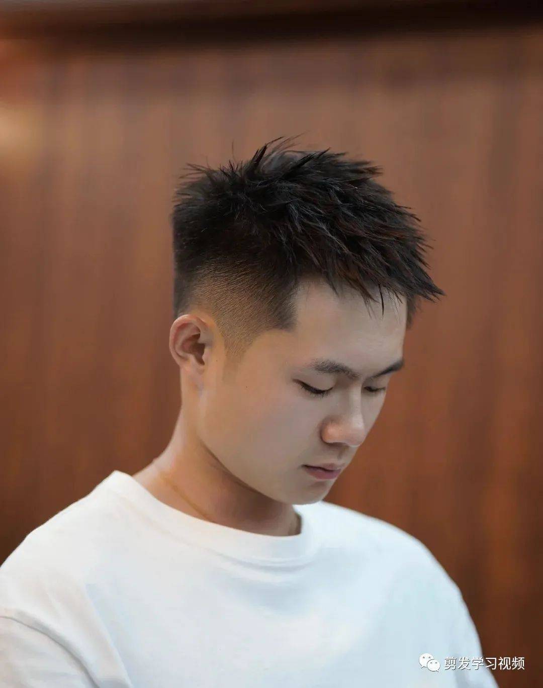 款清爽个性男生碎发极具潮流范儿属于最简单的一款用男生短碎发发型