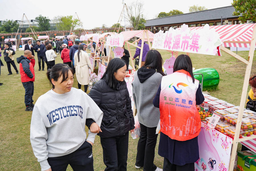 桃花树下做瑜伽百名爱好者共赏吕巷十里桃花“春光美”(图2)