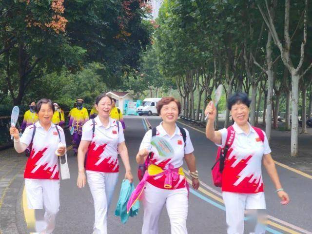 60岁以上人群，清晨正确开启方式，守护血压！，警惕！60岁后清晨这些习惯成血压“杀手”